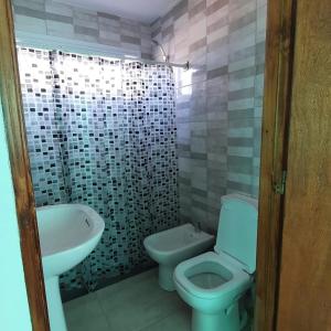 La EstanciaCabañas Vista Ensueño的浴室设有蓝色的卫生间和水槽。 更多49张照片