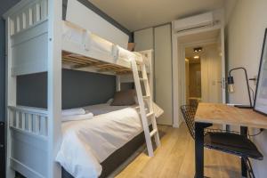 ein Schlafzimmer mit einem Etagenbett, einem Schreibtisch und einem Schreibtisch in der Unterkunft Luxurious and modern Apartment With Cochera Palermo Hollywood in Buenos Aires + 16 Fotos