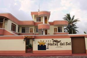 un bâtiment avec un panneau d'hôtel del vendu dans l'établissement Hotel Del Sol Galapagos, à Puerto Ayora