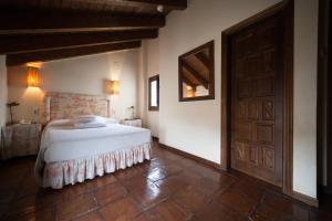 A bed or beds in a room at Hotel Restaurante Doña Anita