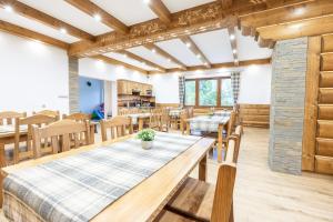 jadalnia z drewnianymi stołami i krzesłami w obiekcie Willa Taterniok - pokoje z widokiem na Tatry w Czarnej Górze