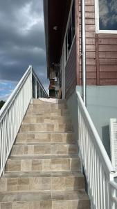 パリョサにあるPraia da Pinheira Residencial Vô Aurino Casa 1の家に続く一連の階段