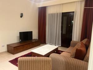 TV a/nebo společenská místnost v ubytování Central Hurghada Apartment