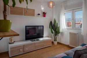 Televízia a/alebo spoločenská miestnosť v ubytovaní MRS Apartamento vistas Sierra Nevada con parking