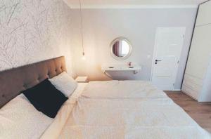 Postel nebo postele na pokoji v ubytování 2BR Apartment awarded for Best Renovation & Design