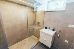 Koupelna v ubytování 2BR Apartment awarded for Best Renovation & Design