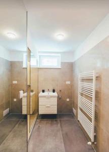 Koupelna v ubytování 2BR Apartment awarded for Best Renovation & Design