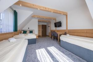 Łóżko lub łóżka w pokoju w obiekcie Willa Taterniok - pokoje z widokiem na Tatry