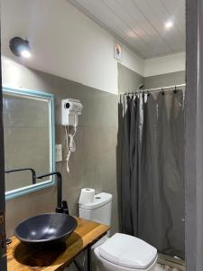 伊瓜苏港Hospedaje El Tucan的带水槽和马桶的浴室 更多37张照片
