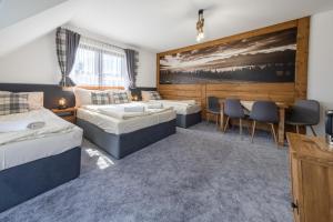 Łóżko lub łóżka w pokoju w obiekcie Willa Taterniok - pokoje z widokiem na Tatry