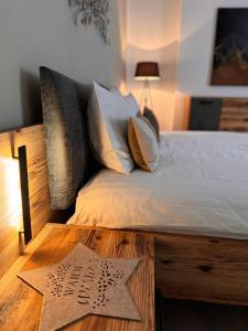 a bedroom with a bed with two stars on the floor at Garsonierele Scandinav in Predeal