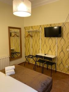 TV a/nebo společenská místnost v ubytování Hostal Oliver + 23 fotografií