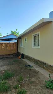 ein Haus mit einem Mopp an der Seite in der Unterkunft Apartamento Urbano Bialet Masse in Bialet Massé