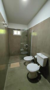 ein Badezimmer mit zwei Toiletten und einer Dusche in der Unterkunft Apartamento Urbano Bialet Masse in Bialet Massé