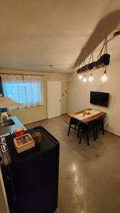 ein Wohnzimmer mit Tisch und Küche in der Unterkunft Apartamento Urbano Bialet Masse in Bialet Massé