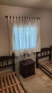 ein Schlafzimmer mit zwei Betten und einem Fenster in der Unterkunft Apartamento Urbano Bialet Masse in Bialet Massé + 23 Fotos