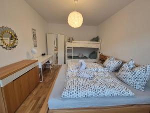 ein kleines Schlafzimmer mit einem Bett, einem Schreibtisch und einem Schreibtisch in der Unterkunft *****Saxonia De Luxe***** Neue & Hochwertige 50qm² 2-Zimmer-Ferienwohnung in Chemnitz mit Parkplatz & wie zuhause Wohlfühlatmosphäre - My feel@home Apartment in Chemnitz in Chemnitz