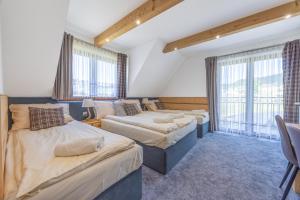 Łóżko lub łóżka w pokoju w obiekcie Willa Taterniok - pokoje z widokiem na Tatry