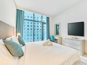 Giường trong phòng chung tại First Class Apartments in Seven Palm with direct Access to the West Palm Beach and Nakheel Mall