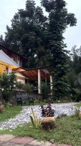 Vintage Coffee Estate 3 Bedrooms 1 Cottage في واياناد: منزل أمامه جلسة