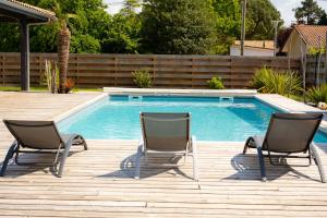 Πισίνα στο ή κοντά στο Appartement 2 chambres, terrasse bois indépendante, accès piscine privée