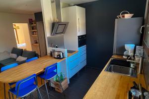 Η κουζίνα ή μικρή κουζίνα στο Appartement 2 chambres, terrasse bois indépendante, accès piscine privée