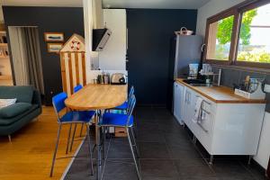 Η κουζίνα ή μικρή κουζίνα στο Appartement 2 chambres, terrasse bois indépendante, accès piscine privée