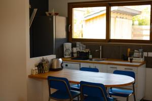 Η κουζίνα ή μικρή κουζίνα στο Appartement 2 chambres, terrasse bois indépendante, accès piscine privée +8 φωτογραφίες