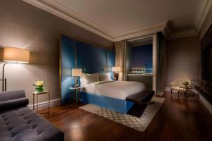 Кровать или кровати в номере The Ritz-Carlton, Doha