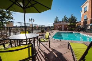 Bazén v ubytování SpringHill Suites Ridgecrest nebo v jeho okolí