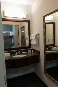 Koupelna v ubytování SpringHill Suites Ridgecrest