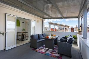 eine Terrasse mit Tisch und Stühlen auf einem Balkon in der Unterkunft Il Nido di Frisella in Marsala
