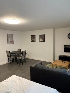 a living room with a couch and a table at City Retreat - Wohnung im ruhigen Hof in Karlsruhe