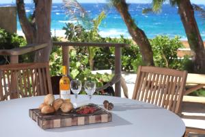 TemaeにあるTiki Beach Moorea , Piscine & Petit Déjeunerのワイン1本とグラス2杯付きのテーブル
