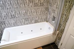 Koupelna v ubytování Awesome Coventry Home for Business Contractors and Suitable for families with Free Parking 14mins from NEC