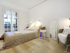 ポルト・エンペードクレにあるSicily Suiteの白いベッドルーム(大型ベッド1台、窓付)