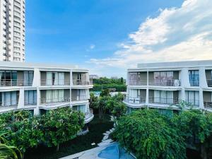 eine Luftaufnahme von zwei Mehrfamilienhäusern mit Bäumen in der Unterkunft บ้านแสนคราม หัวหิน Baan San Kraam Hua Hin in 