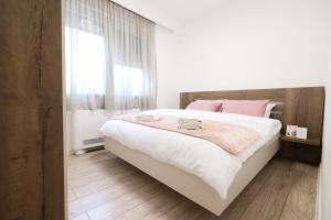 Ένα ή περισσότερα κρεβάτια σε δωμάτιο στο Central Point Apartmani, Banja Luka