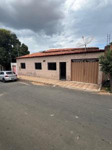 a white building with a windmill on the side of a street at 130m2 de área para sua família, com ar cond E vaga in Bom Jesus da Lapa