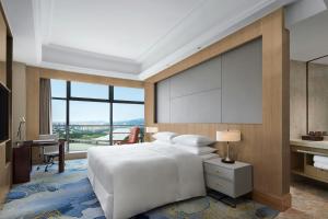 Postel nebo postele na pokoji v ubytování Sheraton Shaoxing Shangyu