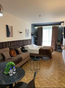 un soggiorno con un divano e un letto di Luxury Suite Studio City Centre a Tirana