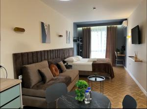 un soggiorno con un divano e un letto di Luxury Suite Studio City Centre a Tirana