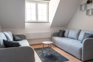 uma sala de estar com dois sofás e uma mesa em Studio Bele Staze Central em Brzeće mais 2 fotografias