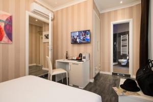 una camera d'albergo con letto e bagno di San Pietro Suites a Roma