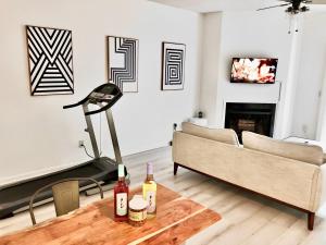 ein Wohnzimmer mit einem Sofa und einem Tisch mit Weinflaschen in der Unterkunft UNCW-Wrightsville Beach-Private Apartment in Wilmington