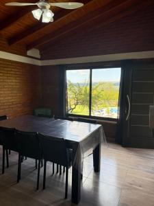 een tafeltennistafel in een kamer met een groot raam bij Cabañas AdamiS in Villa Cura Brochero