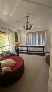 Un dormitorio con una cama grande en una habitación con techo. en Hostel quartos privados Ouvidor, en Garopaba