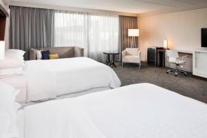 Postel nebo postele na pokoji v ubytování Sheraton Bloomington