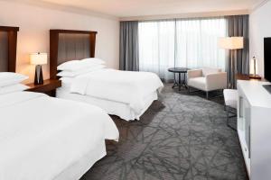 Postel nebo postele na pokoji v ubytování Sheraton Bloomington
