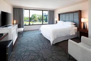 Postel nebo postele na pokoji v ubytování Sheraton Bloomington